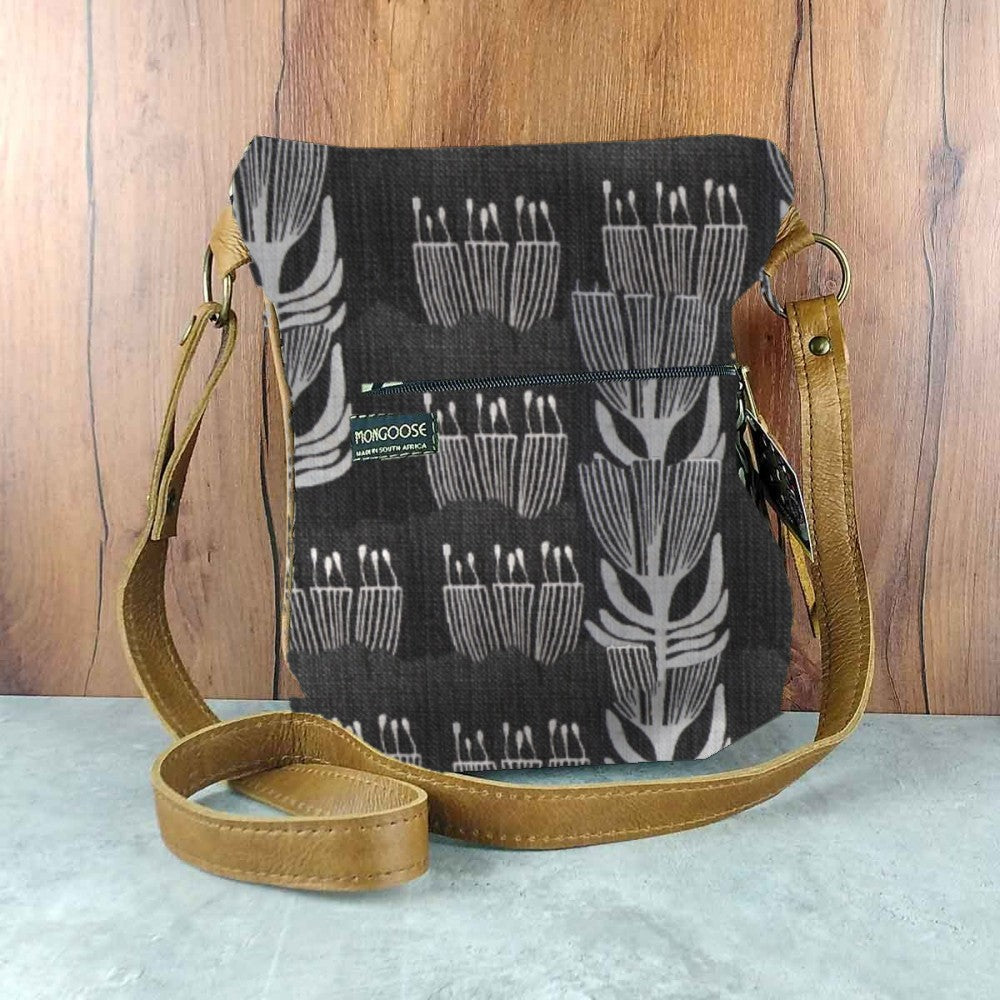 Mongoose Pouch Bag in Pincushion Cream-Charcoal