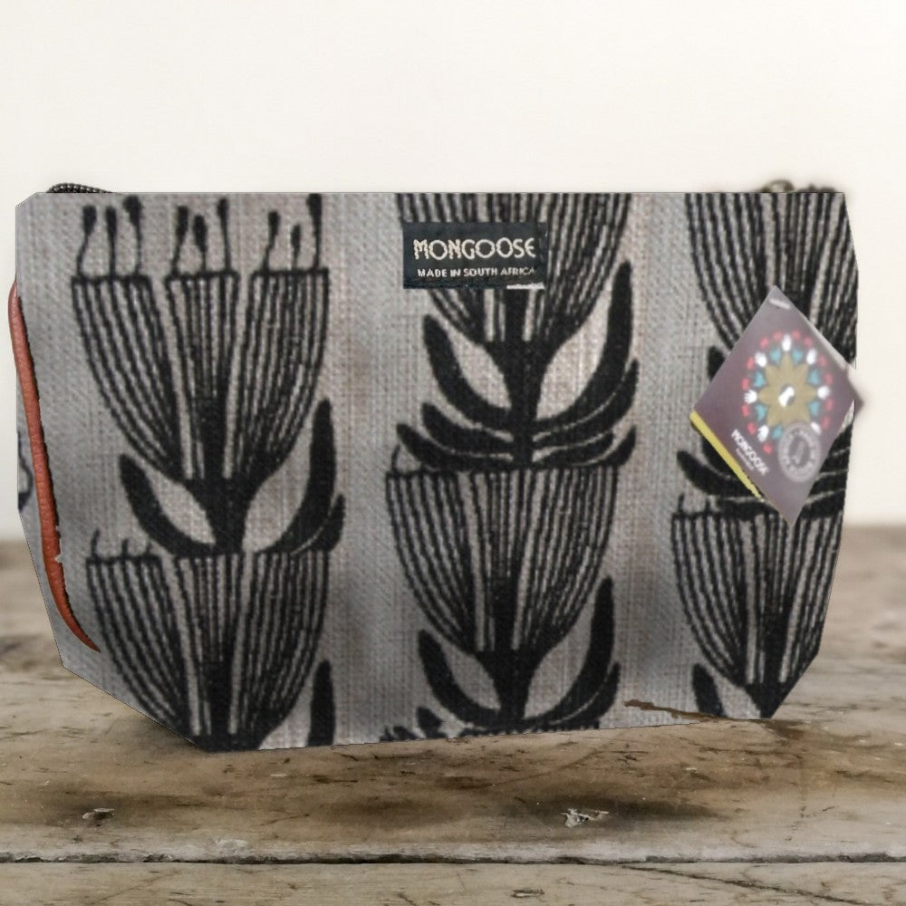 Mongoose Makeup Bag in Pincushion Charcoal-Natural