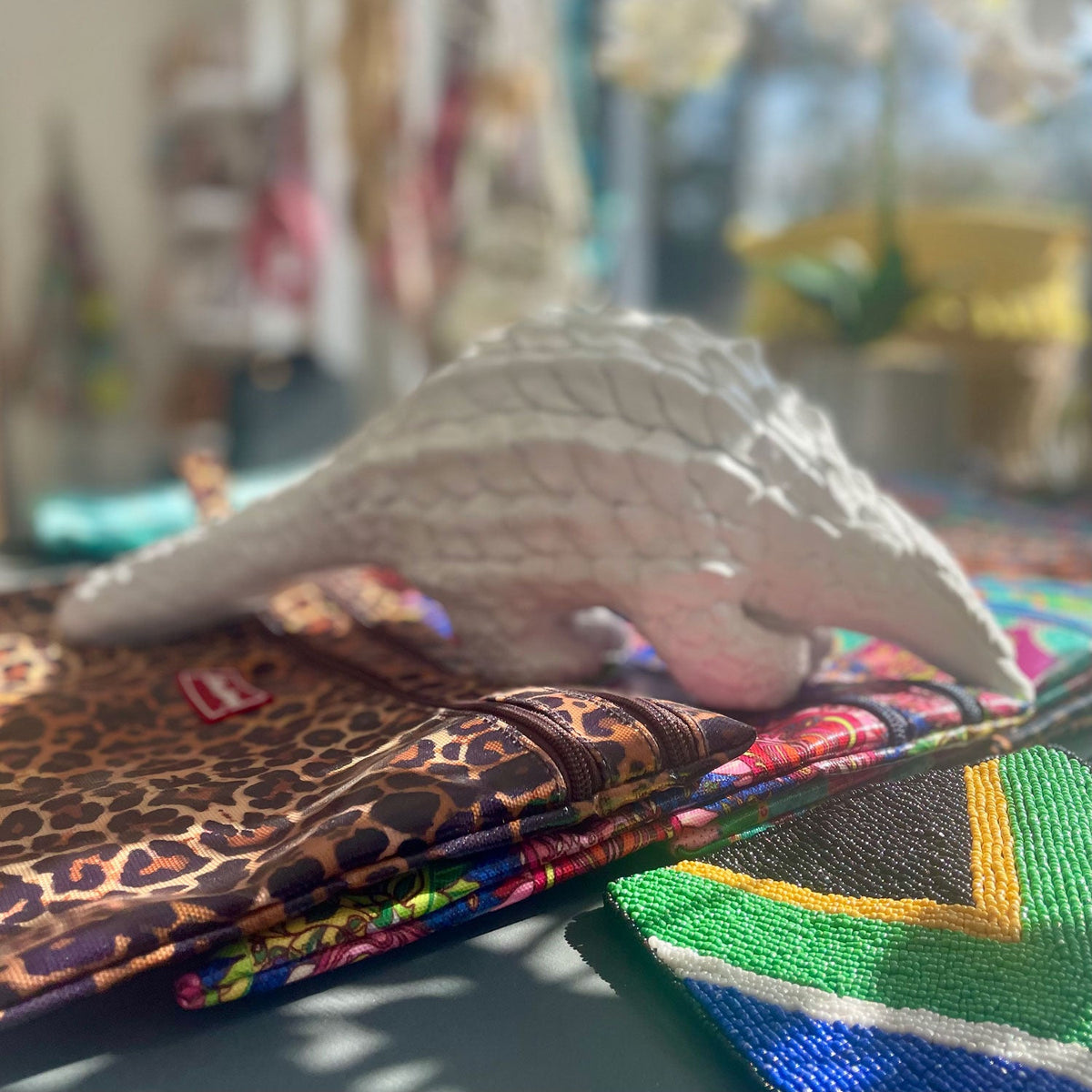 Pangolin – WHITE – view 3
